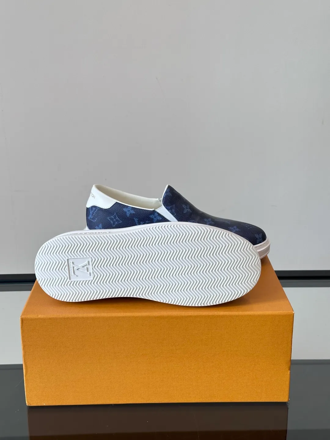 Men's shoes 💰p360 "LOUIS VUITTO＊" Classic presbyopic slip-on loafers are made of classic Damier Gra men's shoes 💰phite canvas, with LV logo embellishment on the shoe body, leather straps decorated with LV metal logo buckles, smooth calf leather trim, and Monogram flower rubber outsole, full of youthful vitality and elegance. Blake craftsmanship and hand-stitched uppers cleverly establish recognition, and the standard sheepskin lining provides a comfortable and soft foot feel! Size: 38-44